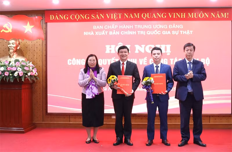 PGS, TS Vũ Trọng Lâm, Giám đốc-Tổng Biên tập Nhà xuất bản Chính trị quốc gia Sự thật và đồng chí Phạm Thị Thinh, Phó Giám đốc-Phó Tổng Biên tập trao quyết định bổ nhiệm và chúc mừng đồng chí Vụ trưởng, Giám đốc Trung tâm Thông tin và Nghiên cứu khoa học và đồng chí Phó Vụ trưởng, Phó Giám đốc Trung tâm Phát hành của Nhà xuất bản. PGS, TS Vũ Trọng Lâm, Giám đốc-Tổng Biên tập Nhà xuất bản Chính trị quốc gia Sự thật và đồng chí Phạm Thị Thinh, Phó Giám đốc-Phó Tổng Biên tập trao quyết định bổ nhiệm và chúc mừng đồng chí Vụ trưởng, Giám đốc Trung tâm Thông tin và Nghiên cứu khoa học và đồng chí Phó Vụ trưởng, Phó Giám đốc Trung tâm Phát hành của Nhà xuất bản.