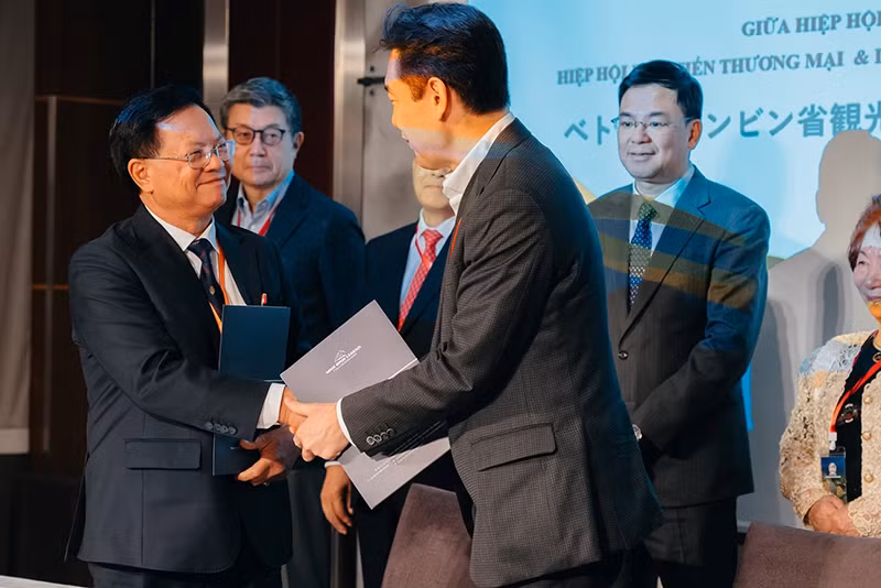 Cựu chiến binh Tống Anh Đệ ký kết hợp tác trong chuyến công tác nước ngoài năm 2024. (Ảnh: Sở Du lịch Ninh Bình) Cựu chiến binh Tống Anh Đệ ký kết hợp tác trong chuyến công tác nước ngoài năm 2024. (Ảnh: Sở Du lịch Ninh Bình)