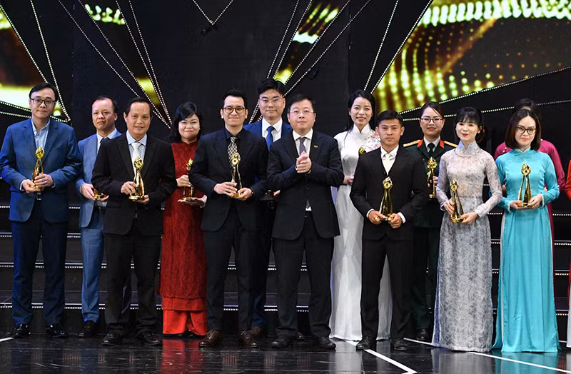 Tổng Giám đốc Đài Truyền hình Việt Nam Nguyễn Thanh Lâm chụp ảnh lưu niệm với các tác giả/nhóm tác giả đạt giải. Tổng Giám đốc Đài Truyền hình Việt Nam Nguyễn Thanh Lâm chụp ảnh lưu niệm với các tác giả/nhóm tác giả đạt giải.