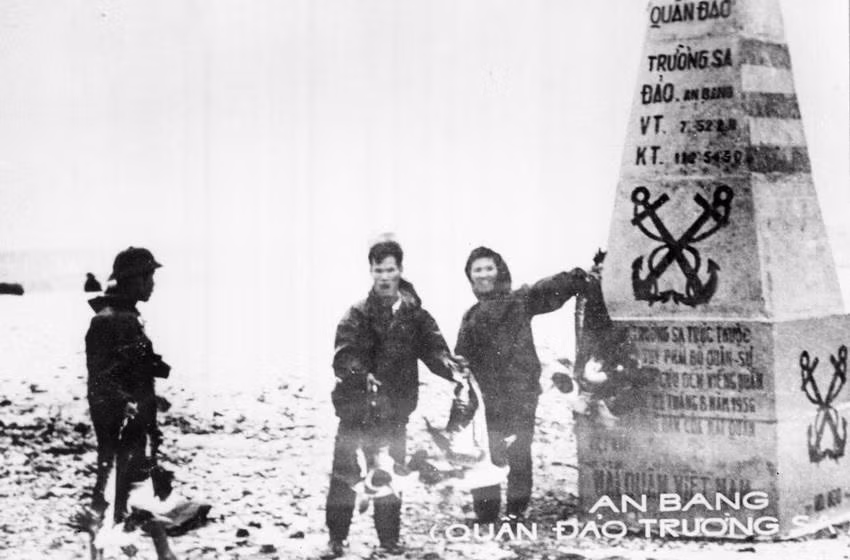 Từ ngày 14-29/4/1975, Đoàn đặc công hải quân 126 (tiền thân của Lữ đoàn Đặc công 126 Hải quân ngày nay) đã giải phóng hầu hết các đảo trong quần đảo Trường Sa, góp phần quan trọng vào thắng lợi trọn vẹn của công cuộc giải phóng hoàn toàn miền nam, thống nhất Tổ quốc. Trong ảnh: Bộ đội Đặc công hải quân Đoàn 126 giải phóng đảo An Bang thuộc quần đảo Trường Sa, ngày 28/4/1975. (Ảnh: TTXVN phát)