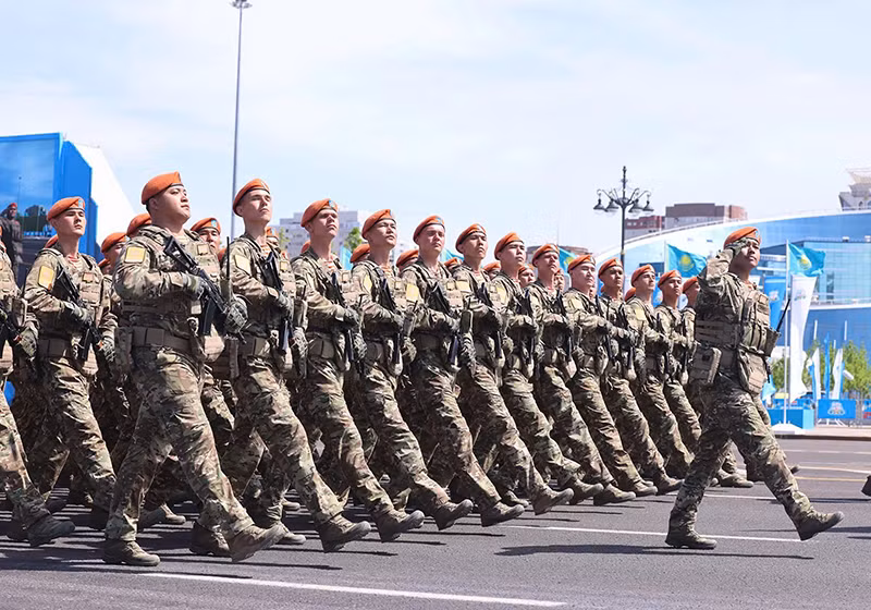 Các lực lượng vũ trang Kazakhstan duyệt binh tại buổi lễ. (Ảnh: TTXVN)