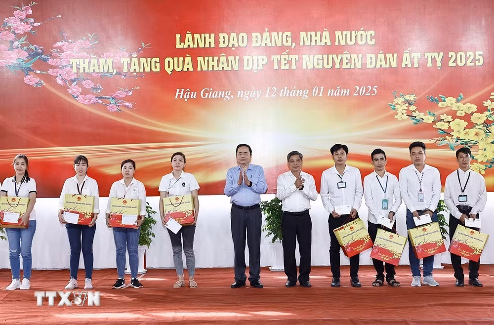 Chủ tịch Quốc hội Trần Thanh Mẫn tặng quà Tết cho công nhân công nhân Công ty TNHH một thành viên Giáp Quán Thăng. (Ảnh: Doãn Tấn/TTXVN) Chủ tịch Quốc hội Trần Thanh Mẫn tặng quà Tết cho công nhân công nhân Công ty TNHH một thành viên Giáp Quán Thăng. (Ảnh: Doãn Tấn/TTXVN)