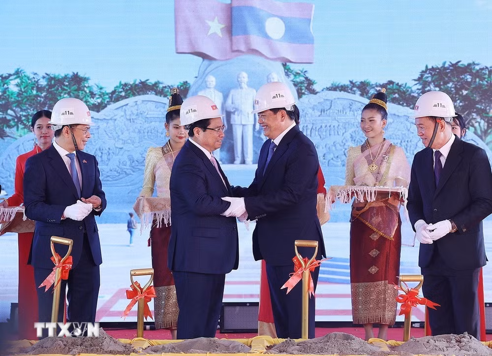 Thủ tướng Phạm Minh Chính và Thủ tướng Lào Sonexay Siphandone cùng các đại biểu thực hiện nghi thức động thổ dự án Công viên Hữu nghị Lào-Việt Nam. (Ảnh: Dương Giang/TTXVN) Thủ tướng Phạm Minh Chính và Thủ tướng Lào Sonexay Siphandone cùng các đại biểu thực hiện nghi thức động thổ dự án Công viên Hữu nghị Lào-Việt Nam. (Ảnh: Dương Giang/TTXVN)