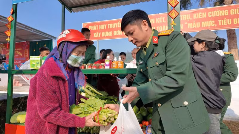 Cán bộ Lữ đoàn Bộ binh phòng thủ đảo 242 (Quân khu 3) phát rau xanh và các mặt hàng miễn phí tặng các hộ dân có hoàn cảnh gia đình khó khăn trên đảo, nhân dịp đón Xuân Ất Tỵ 2025. Cán bộ Lữ đoàn Bộ binh phòng thủ đảo 242 (Quân khu 3) phát rau xanh và các mặt hàng miễn phí tặng các hộ dân có hoàn cảnh gia đình khó khăn trên đảo, nhân dịp đón Xuân Ất Tỵ 2025.