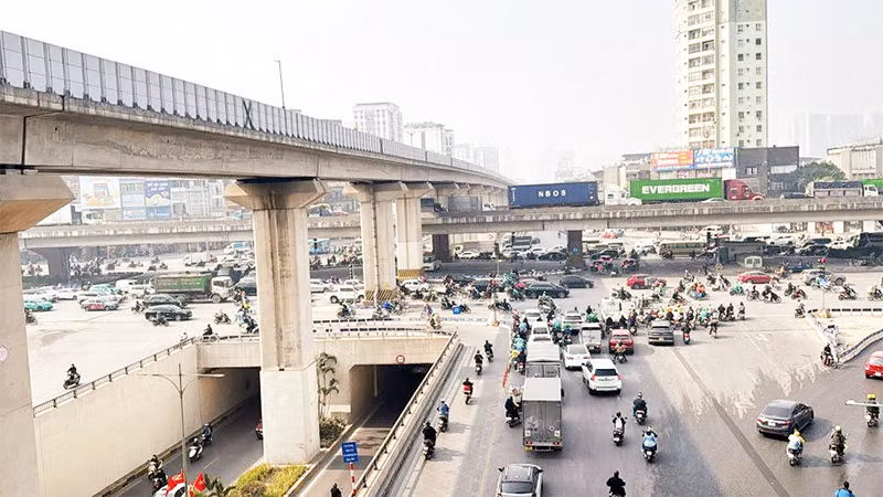 Nút giao Khuất Duy Tiến-Nguyễn Trãi-Nguyễn Xiển bước đầu đã giảm bớt ùn tắc sau khi lực lượng chức năng thực hiện phân luồng.
