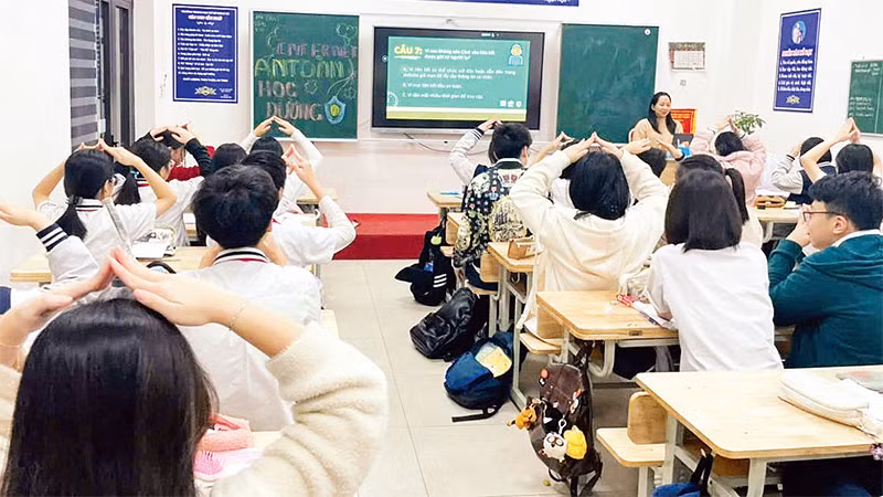 Học sinh Trường THCS Giảng Võ (Hà Nội) trong giờ học "Internet an toàn cho học đường".