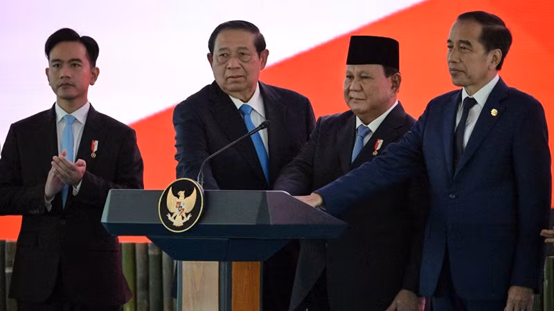 Các nhà lãnh đạo nhấn nút khai trương Danantara Indonesia. (Ảnh JAKARTA POST)