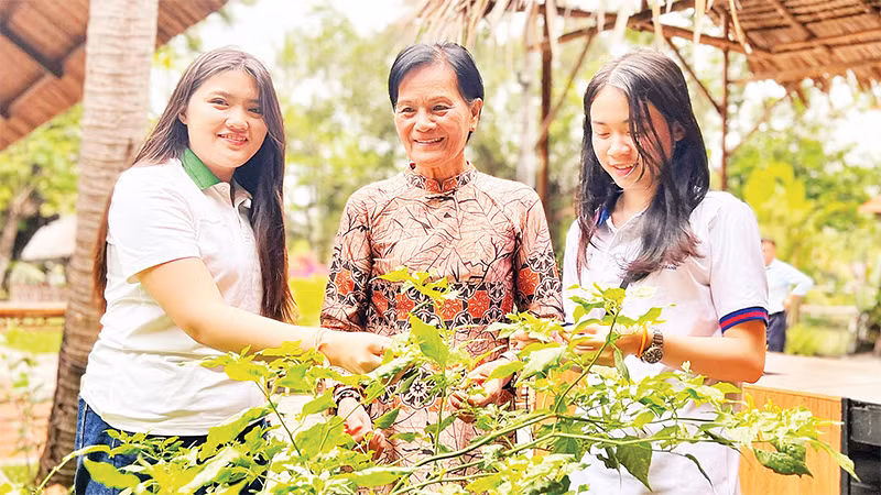Bà Trần Thị Tửu cùng hai cô con gái nuôi (người Lào) tham quan, vui chơi tại Khu du lịch Bình Quới (quận Bình Thạnh).