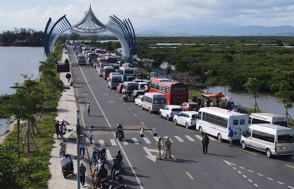 Ô tô chở khách du lịch tham quan đảo Cát Bà xếp hai hàng chạy dài hơn 1 km trên đường tỉnh 356 tại đầu bến Cái Viềng, chờ đến lượt xuống phà trở về đất liền. Ảnh : Báo Thanh Niên 