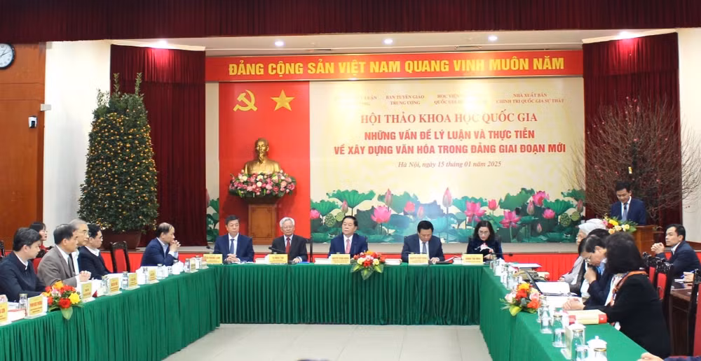 Các đại biểu trao đổi tại hội thảo.