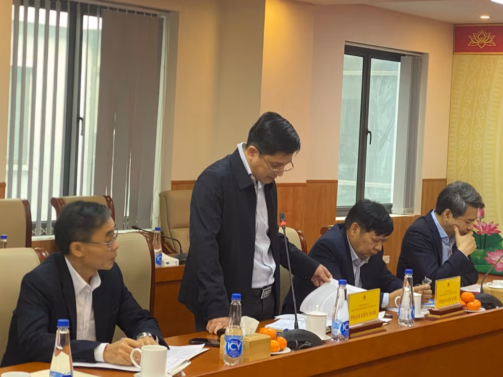 Các đại biểu thảo luận đóng góp ý kiến.