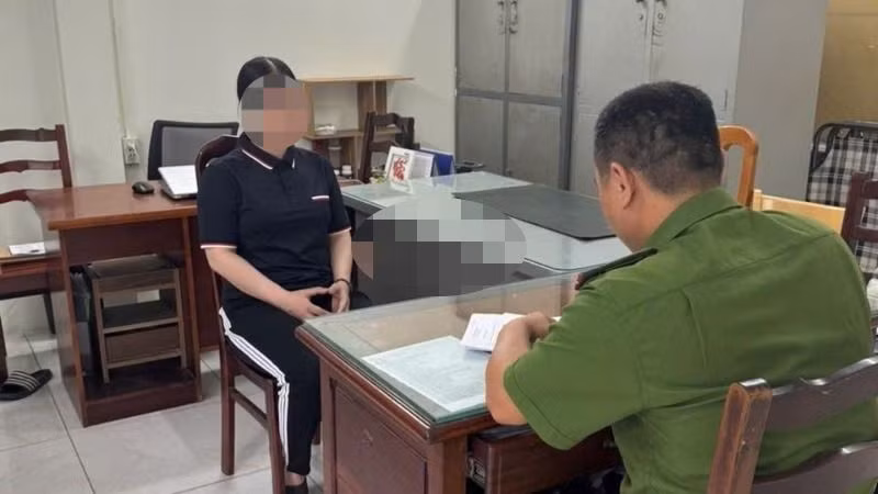 Bị can Nguyễn Thị Thanh Ngọc làm việc với cơ quan chức năng. (Ảnh: Công an cung cấp)