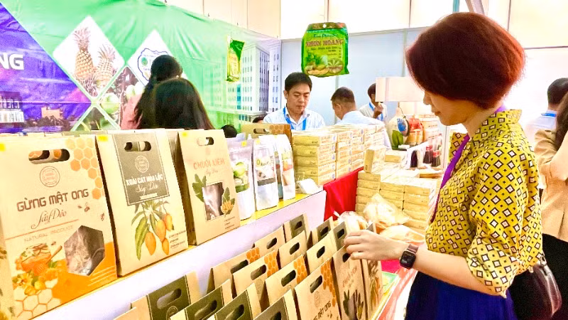Cần minh bạch môi trường thương mại điện tử để bảo vệ người tiêu dùng. (Ảnh: KIM DUNG)