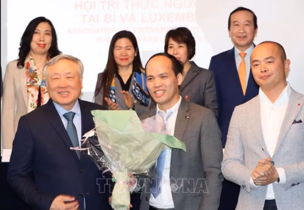 Phó Thủ tướng thường trực Nguyễn Hòa Bình tặng hoa Chủ tịch ViLaB, Phùng Quốc Trí. (Ảnh: TTXVN)