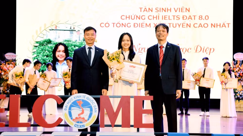 Lãnh đạo Trường đại học Kinh tế Quốc dân trao thưởng cho các tân sinh viên có điểm xét tuyển đầu vào cao nhất năm 2023.