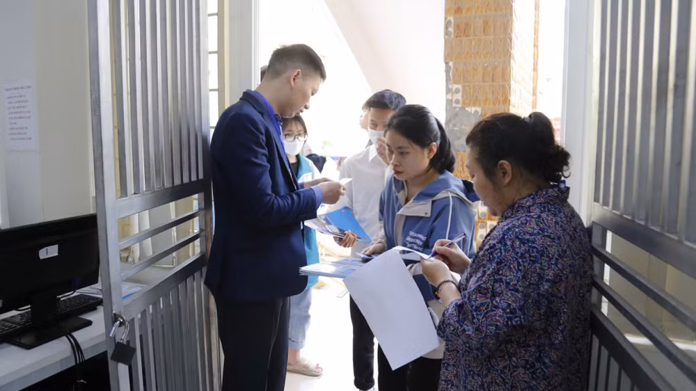 Thí sinh làm thủ tục dự thi đánh giá năng lực năm 2024 của Đại học Quốc gia Hà Nội. 