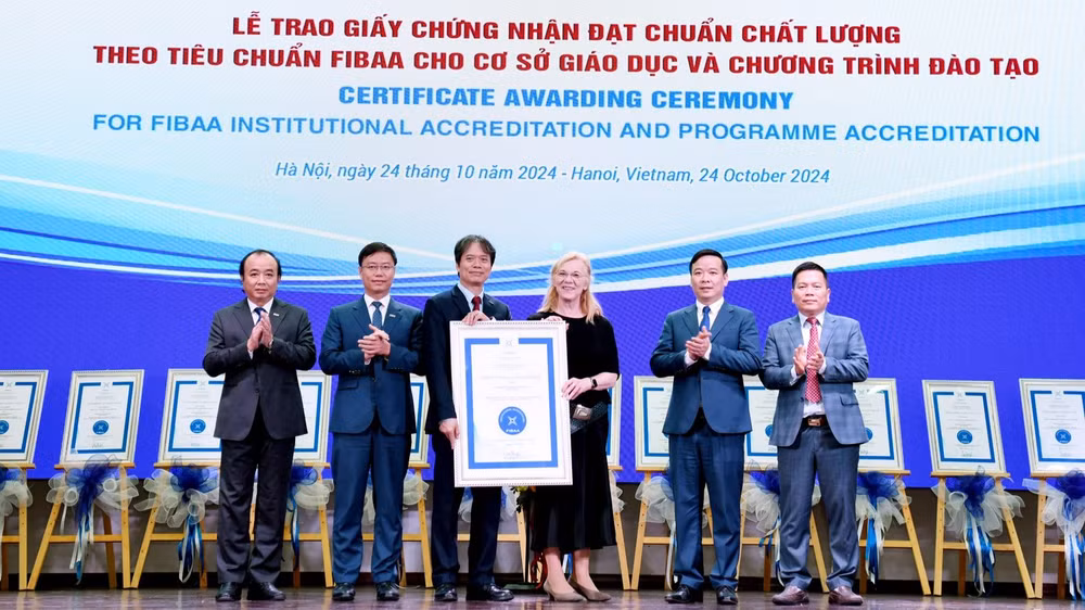Tổng giám đốc FIBAA, Diane Freiberger trao Chứng nhận đạt chuẩn chất lượng cho Trường đại học Kinh tế quốc dân.