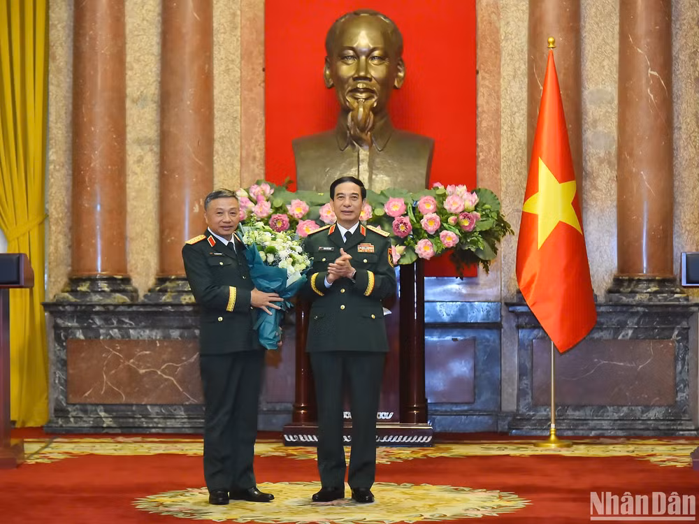 Đại tướng Phan Văn Giang, Bộ trưởng Quốc phòng tặng hoa chúc mừng Thượng tướng Lê Quang Minh.