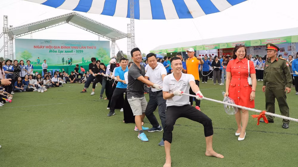 Hoạt động thi kéo co tại ngày hội.