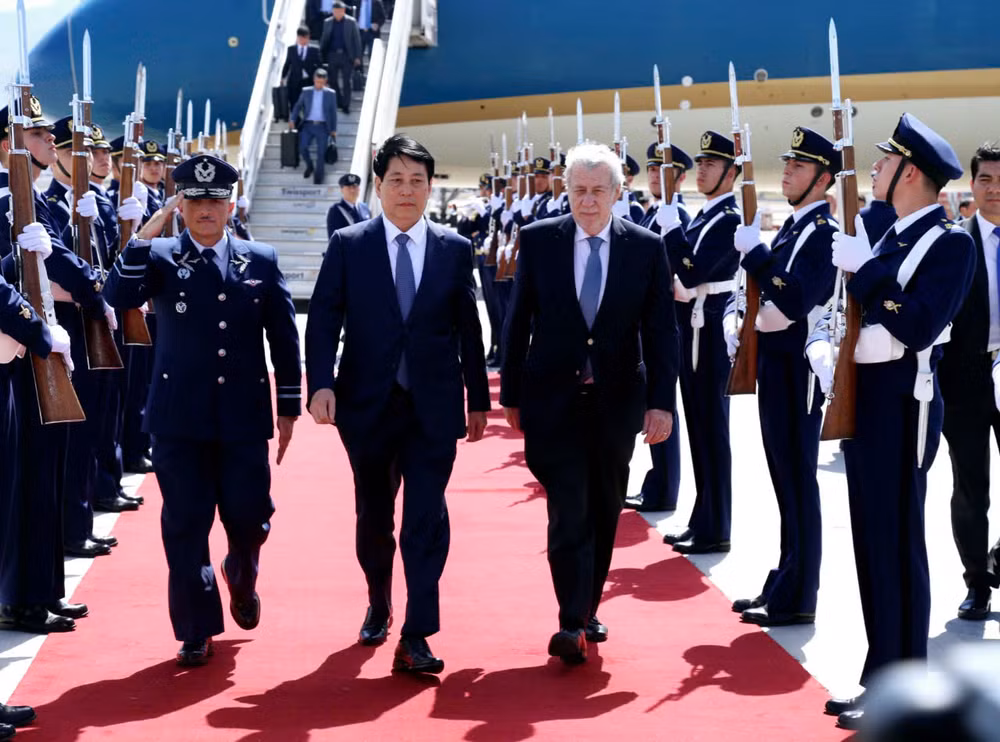 Các quan chức Chile đón Chủ tịch nước tại sân bay