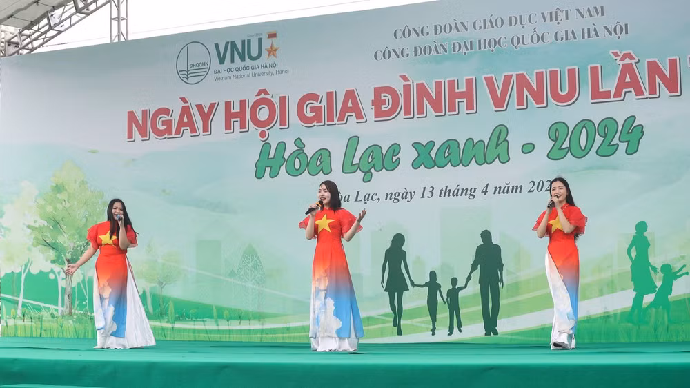 Hoạt động văn hóa văn nghệ tại ngày hội.