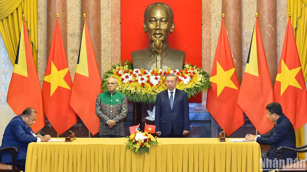 Chủ tịch nước Tô Lâm và Tổng thống Jose Ramos-Horta chứng kiến lễ ký kết Hiệp định giữa 2 nước về miễn thị thực cho người mang hộ chiếu ngoại giao và hộ chiếu công vụ. Chủ tịch nước Tô Lâm và Tổng thống Jose Ramos-Horta chứng kiến lễ ký kết Hiệp định giữa 2 nước về miễn thị thực cho người mang hộ chiếu ngoại giao và hộ chiếu công vụ.