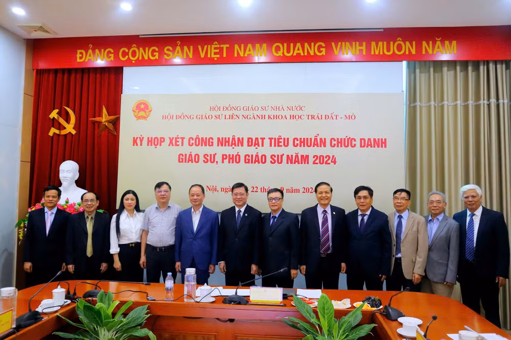 Thành viên Hội đồng Giáo sư liên ngành Khoa học Trái đất - Mỏ và đại biểu chuẩn bị công tác xét tiêu chuẩn GS, PGS. Thành viên Hội đồng Giáo sư liên ngành Khoa học Trái đất - Mỏ và đại biểu chuẩn bị công tác xét tiêu chuẩn GS, PGS.