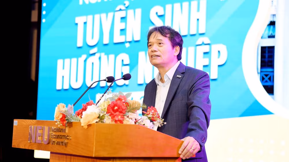 GS,TS Phạm Hồng Chương, Hiệu trưởng Trường đại học Kinh tế Quốc dân chia sẻ tại ngày hội.
