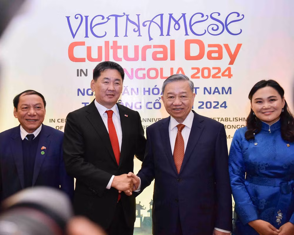 Tổng Bí thư, Chủ tịch nước Tô Lâm và Tổng thống Mông Cổ Ukhnaagiin Khurelsukh tại chương trình Ngày văn hóa Việt Nam tại Mông Cổ.
