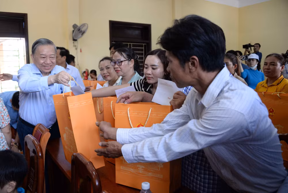 Tổng Bí thư, Chủ tịch nước Tô Lâm tặng quà người dân đảo Cồn Cỏ. Tổng Bí thư, Chủ tịch nước Tô Lâm tặng quà người dân đảo Cồn Cỏ.