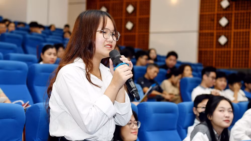 Thí sinh nêu câu hỏi tại ngày hội. Thí sinh nêu câu hỏi tại ngày hội.