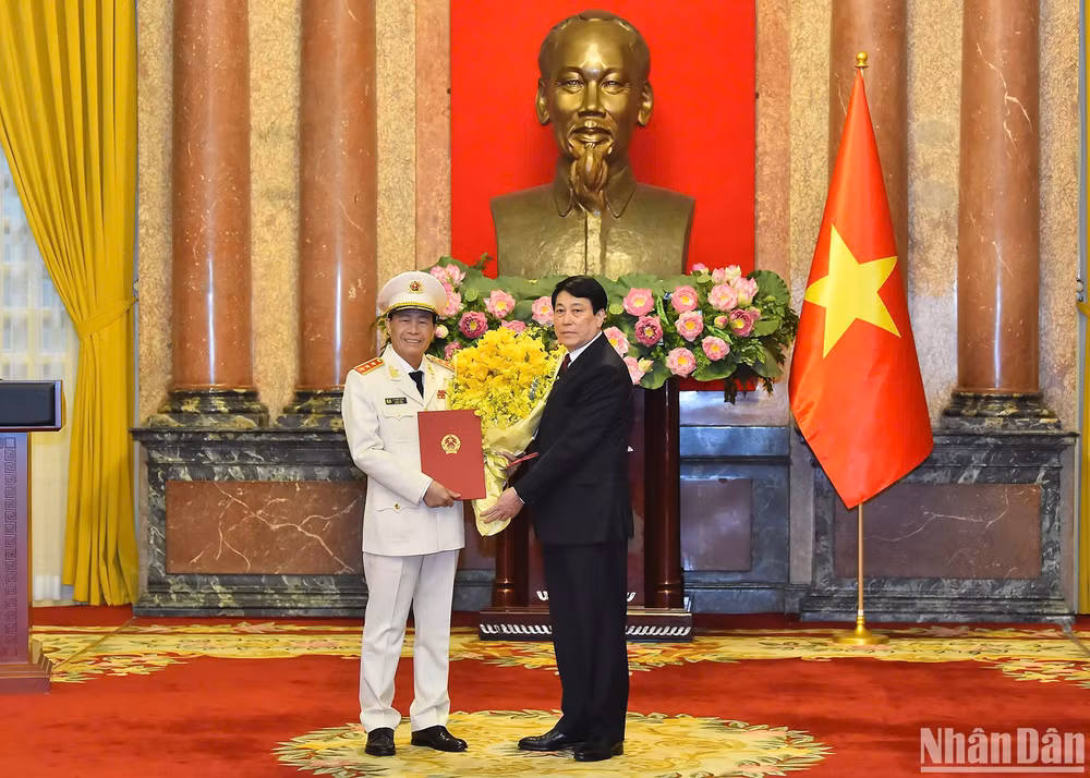 Chủ tịch nước Lương Cường trao quyết định thăng cấp bậc hàm Thượng tướng cho đồng chí Lê Quốc Hùng.