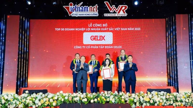 Bà Nguyễn Hồng Nhung - Giám đốc Truyền thông Tập đoàn GELEX nhận Cúp và chứng nhận Top 50 Doanh nghiệp lợi nhuận tốt nhất Việt Nam – năm 2023.
