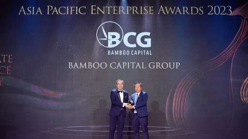 Ông Nguyễn Thanh Hùng - Phó Chủ tịch Bamboo Capital đại diện Tập đoàn nhận giải Doanh nghiệp xuất sắc Châu Á 2023.