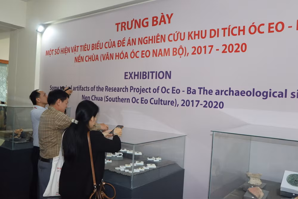 Trưng bày hiện vật Óc Eo tại hội thảo. Trưng bày hiện vật Óc Eo tại hội thảo.