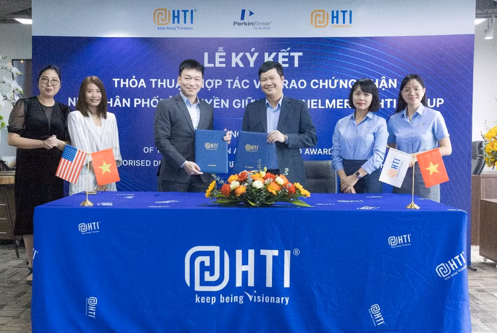 Đại diện bên phía PerkinElmer - ông Vincent Lau, Giám đốc điều hành khu vực Đông Nam Á và đại diện bên HTI Group - ông Nguyễn Sỹ Thành, Chủ tịch Hội đồng quản trị. Đại diện bên phía PerkinElmer - ông Vincent Lau, Giám đốc điều hành khu vực Đông Nam Á và đại diện bên HTI Group - ông Nguyễn Sỹ Thành, Chủ tịch Hội đồng quản trị.