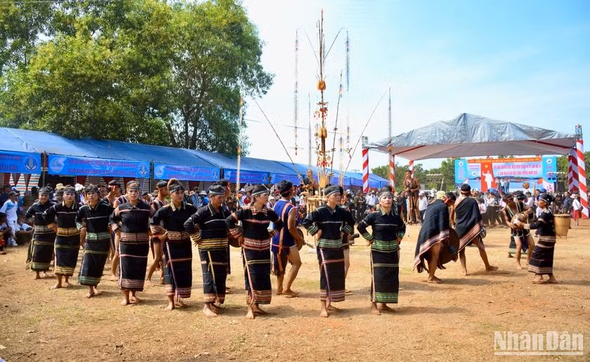 Trình diễn các trang phục dân tộc và thi dân vũ. Trình diễn các trang phục dân tộc và thi dân vũ.