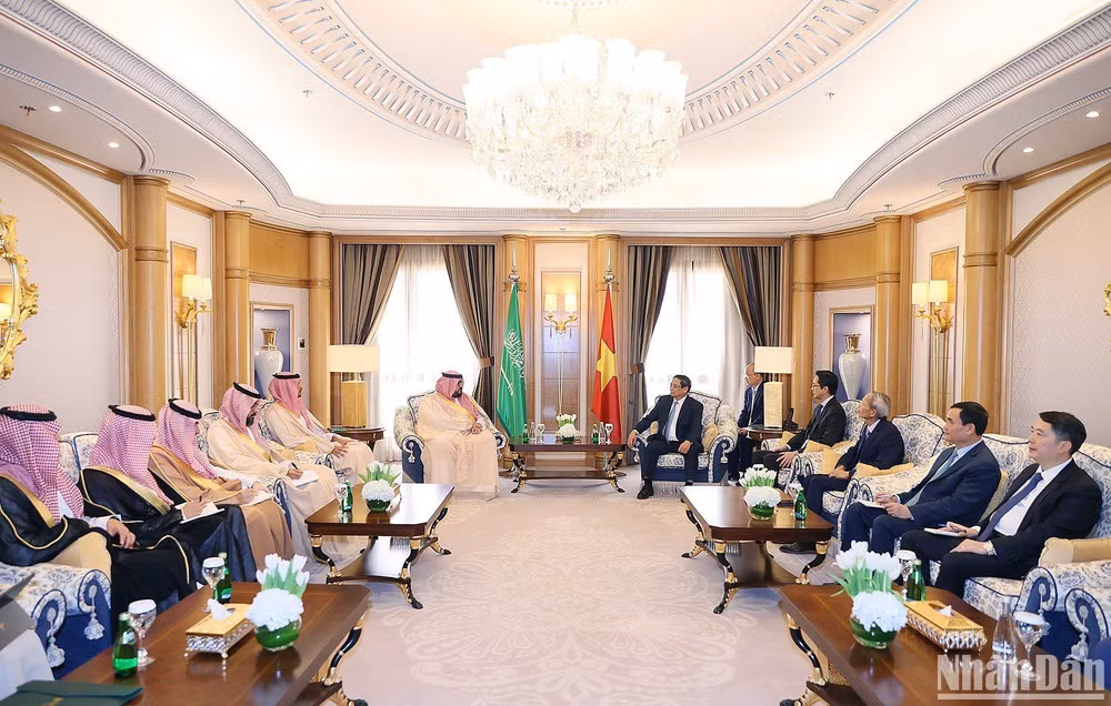 Thủ tướng Phạm Minh Chính tiếp Bộ trưởng Kinh tế và kế hoạch Saudi Arabia Faisal Al-Ibrahim. (Ảnh: Dương Giang)