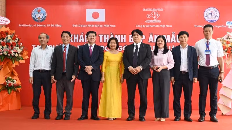 Các đại biểu tham gia lễ Khánh thành Bếp ăn mẫu tại Trường tiểu học Ngô Gia Tự thuộc Dự án Bữa ăn học đường.