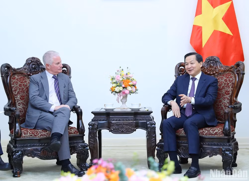 Phó Thủ tướng Lê Minh Khái tiếp ông Charles R. Kaye, Giám đốc điều hành Công ty Warburg Pincus, Hoa Kỳ. (Ảnh: VGP)