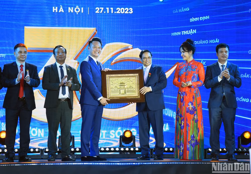 Thủ tướng Phạm Minh Chính tặng quà lưu niệm cho Ban lãnh đạo Hội Doanh nhân trẻ Việt Nam. (Ảnh: Trần Hải)