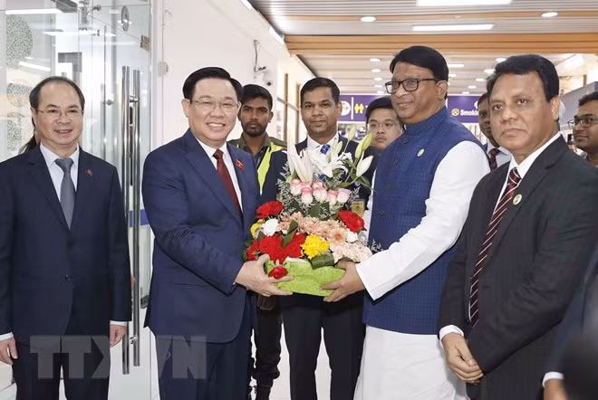 Lễ đón Chủ tịch Quốc hội Vương Đình Huệ tại Sân bay Quốc tế Hazart Shahjalal, thủ đô Dhaka. (Ảnh: TTXVN) Lễ đón Chủ tịch Quốc hội Vương Đình Huệ tại Sân bay Quốc tế Hazart Shahjalal, thủ đô Dhaka. (Ảnh: TTXVN)