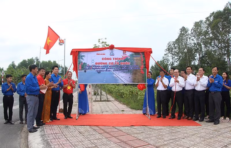 Nghi thức khánh thành công trình “Đường cờ Tổ quốc”.