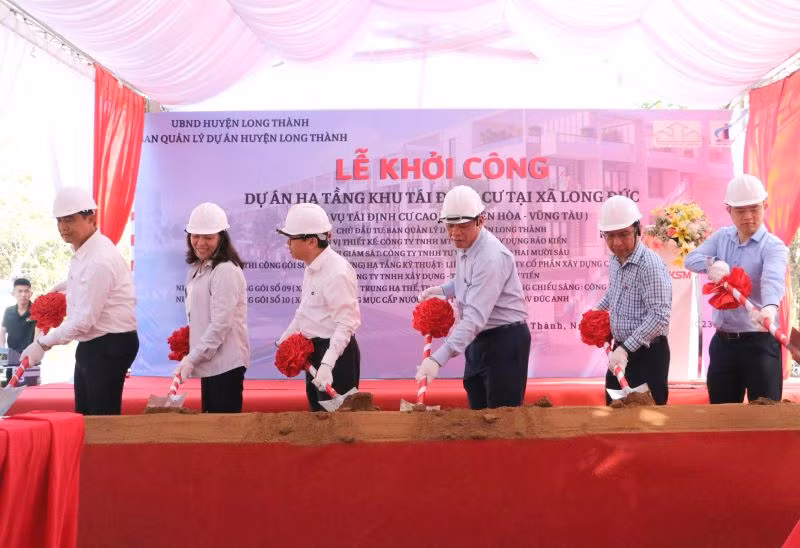 Các đại biểu thực hiện nghi thức khởi công khu tái định cư tại xã Long Đức, huyện Long Thành.