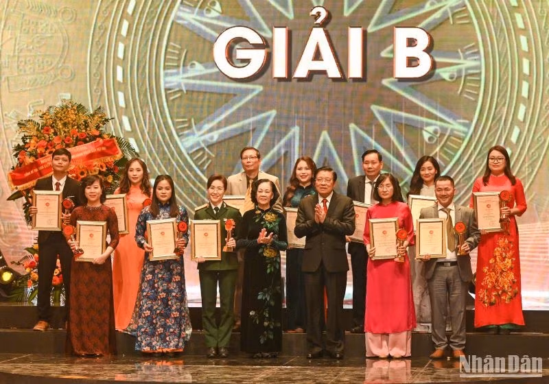 Trưởng Ban Tổ chức Trung ương Trương Thị Mai và Trưởng Ban Nội chính Trung ương Phan Đình Trạc trao Giải B cho các tác giả. Trưởng Ban Tổ chức Trung ương Trương Thị Mai và Trưởng Ban Nội chính Trung ương Phan Đình Trạc trao Giải B cho các tác giả.