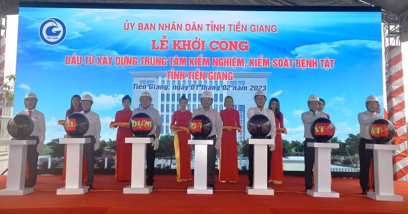 Lãnh đạo tỉnh Tiền Giang thực hiện nghi thức khởi công dự án.