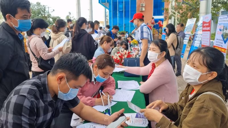 Rất đông lao động trẻ ở Quảng Ngãi đăng ký việc làm ngay tại Hội việc làm Xuân Quý Mão 2023.