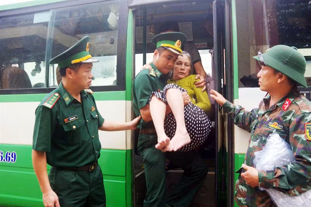 Sơ tán người dân tại khu vực xã Tam Thanh, thành phố Tam Kỳ về cơ quan Bộ Chỉ huy Bộ đội Biên phòng tỉnh Quảng Nam tránh, trú bão. (Ảnh HỒNG ANH)