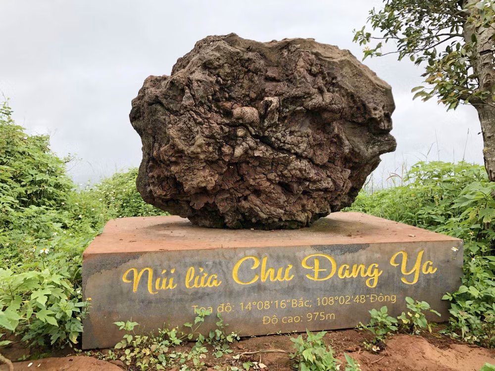 Tảng nham thạch nặng hai tấn, biểu tượng của núi lửa Chư Đang Ya.