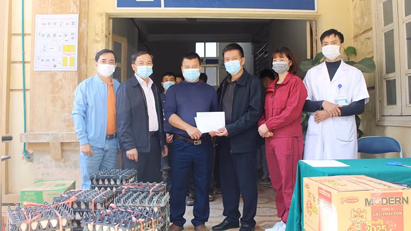 Lãnh đạo Sở Y tế Điện Biên trao kinh phí và thực phẩm để hỗ trợ bữa ăn hằng ngày cho các bệnh nhân, người nhà bệnh nhân mắc bệnh sởi đang được theo dõi, điều trị tại Bệnh viện Trung tâm Y tế huyện Tuần Giáo, tỉnh Điện Biên.
